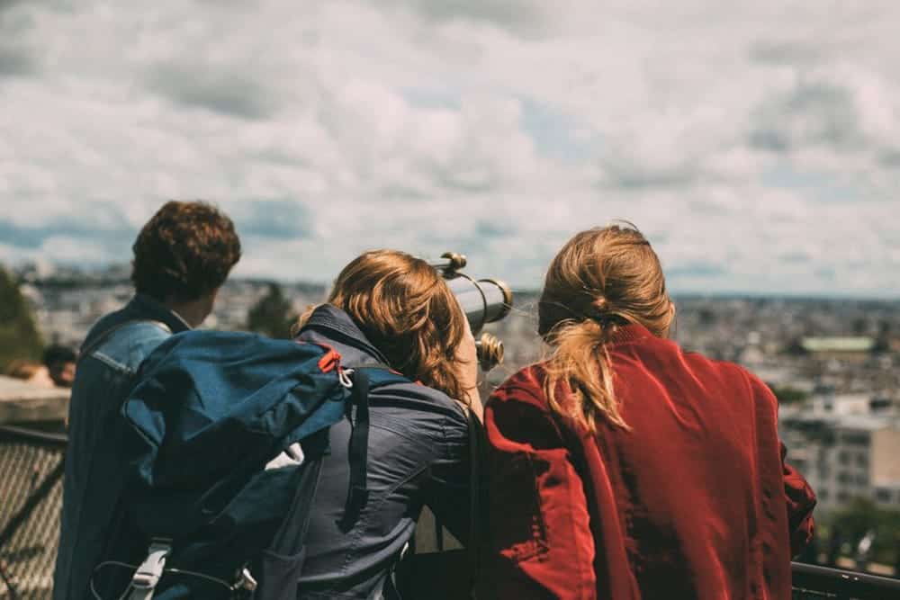 CStrack_007_EU_Citizen.science_newsletter3_20200220 Three young people observing the views from the top of a hill